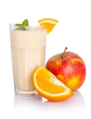 Meyve süt beyaz izole arka plan üzerinde kokteyl