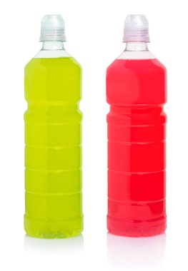 Beyaz izole arka planda şişelerde meyve içecekler