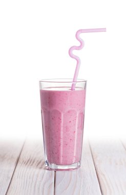 Sütlü ahududu Beyaz ahşap zemin üzerinde kokteyl