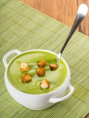 croutons yeşil bezelye püresi krem çorba