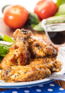 taze sebze soslu tavuk kanatları