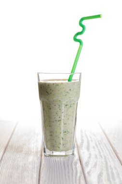 Meyveli Ispanak milkshake Beyaz ahşap zemin üzerinde