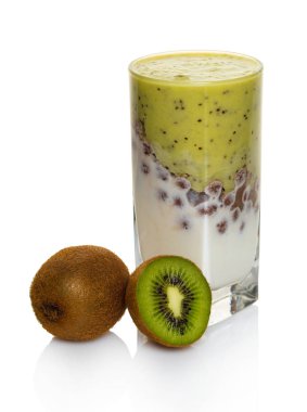 Beyaz arka plan üzerinde kivi ile vanilya tatlı