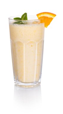 Meyve süt beyaz izole arka plan üzerinde kokteyl