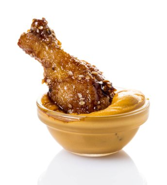 Beyaz izole zemin üzerine yağda kızarmış tavuk kanadı