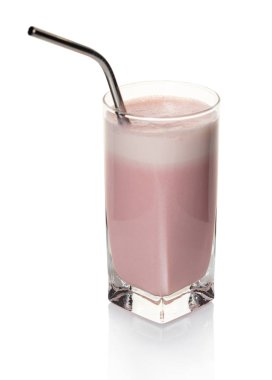 Sütlü çilek beyaz zemin üzerine bir bardak kokteyl