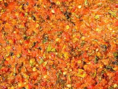 Gıda arka plan, aromatik otlar ile ezilmiş acı biber