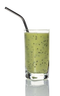 beyaz bir arka plan üzerinde cam milkshake kivi