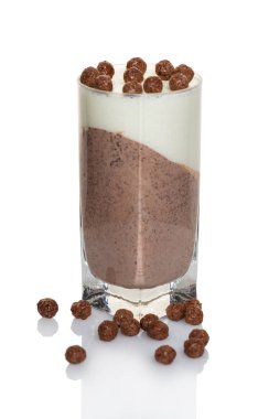 bir bardak beyaz zemin üzerine vanilya çikolata tatlı