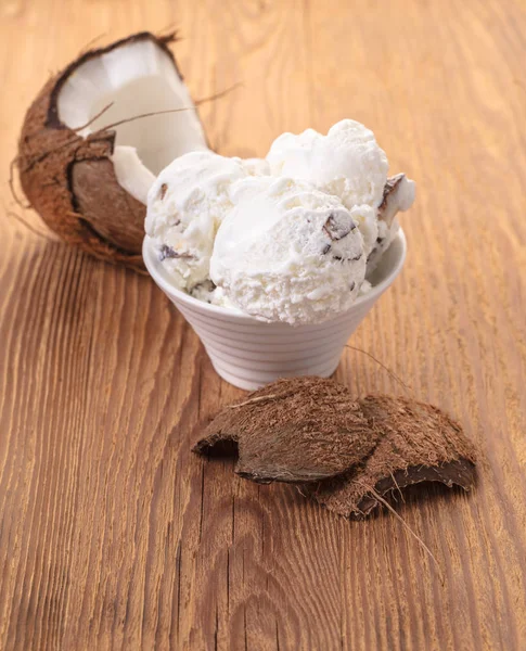 Gelato Cocco Una Ciotola Fondo Legno — Foto Stock