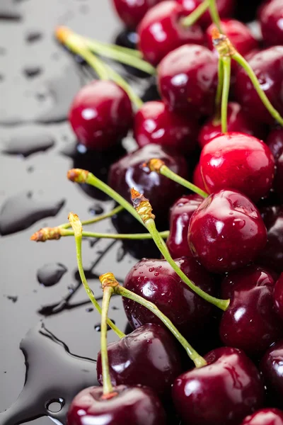 Cerise Mûre Sur Fond Noir Avec Des Gouttes Eau — Photo