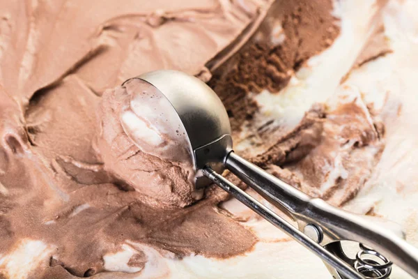 Lepel Chocolade Met Vanille Ijs Closeup — Stockfoto