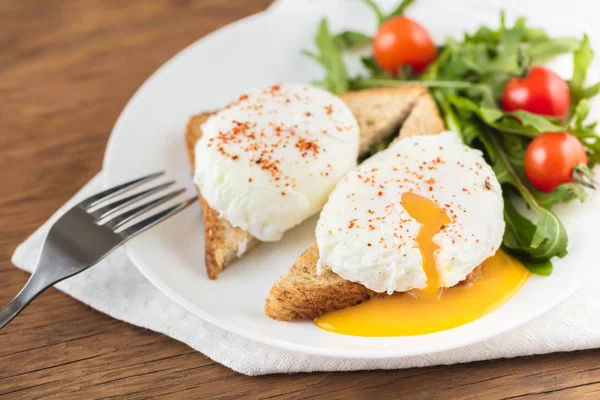 Les Œufs Pochés Avec Pain Grillé Salade — Photo