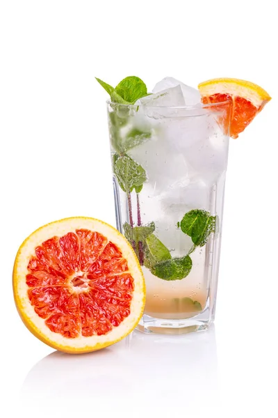 Cocktail Grapefrukt Och Gin Tonic Vit Isolerade Bakgrund — Stockfoto