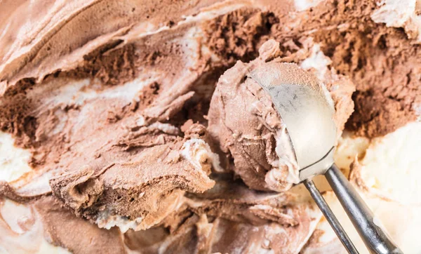 Cucchiaio Cioccolato Con Gelato Alla Vaniglia Primo Piano — Foto Stock