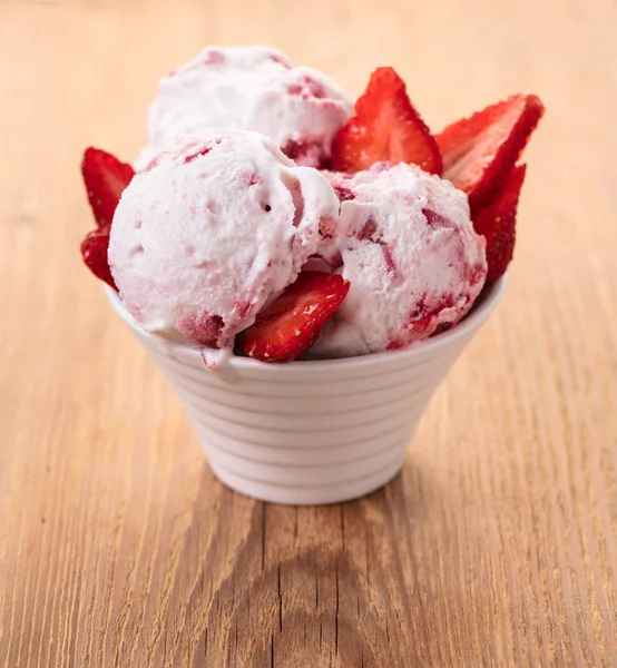 Gelato Alla Fragola Una Ciotola Fondo Legno — Foto Stock