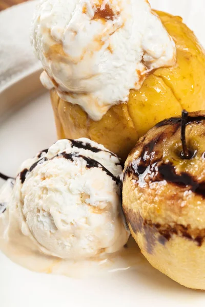 Десерт Запечені Яблука Ванільним Морозивом — стокове фото