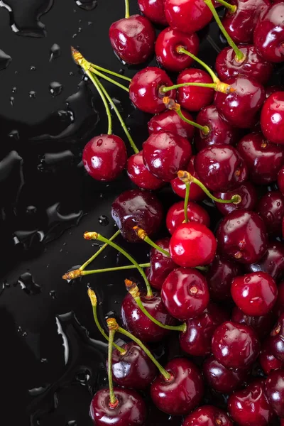 Cerise Mûre Sur Fond Noir Avec Des Gouttes Eau — Photo