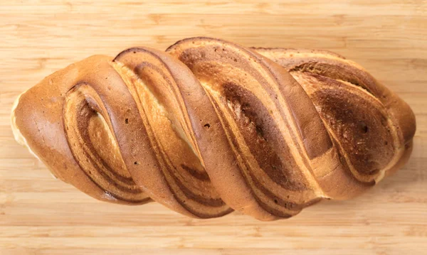 木製の背景でクローズ アップをライ麦パン — ストック写真