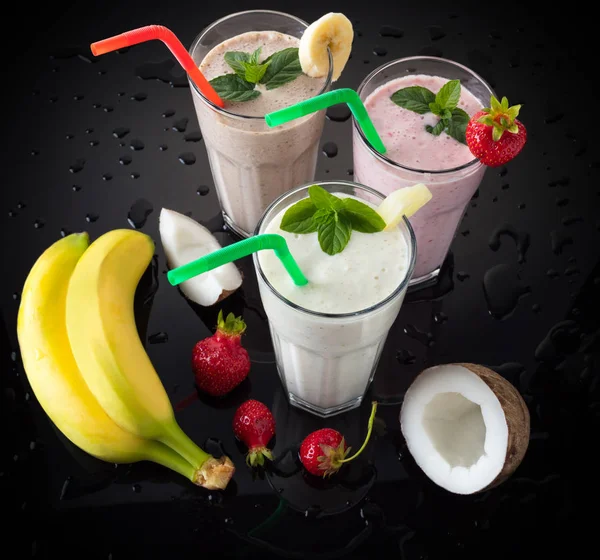 Milkshake Med Frukt Svart Bakgrund Och Droppar Vatten — Stockfoto