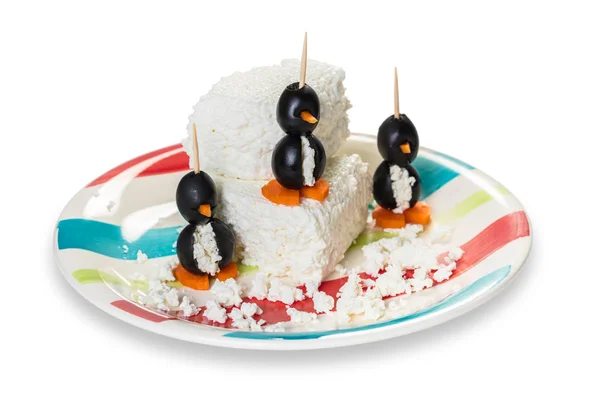 Оливки Фаршировані Сиром Вигляді Пінгвінів Білому Тлі — стокове фото