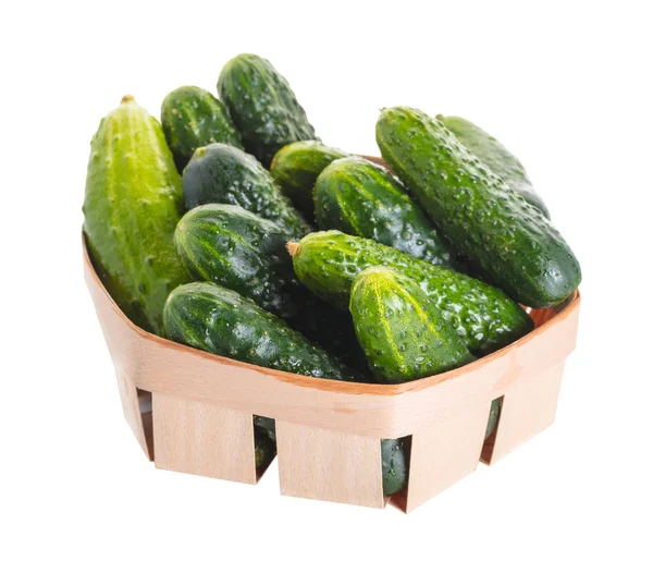 Bir sepet beyaz izole zemin üzerine salatalık