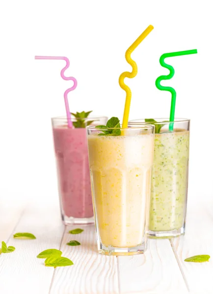 Beyaz ahşap zemin üzerinde milkshake kümesi