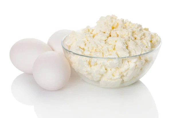 kase ve yumurta beyaz zemin üzerine lor