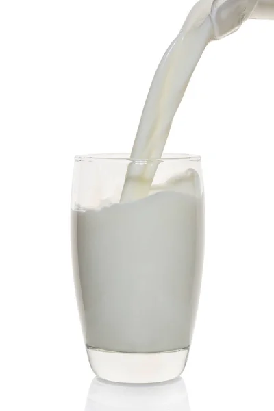 Milch Wird Ein Glas Auf Weißem Hintergrund Gegossen — Stockfoto