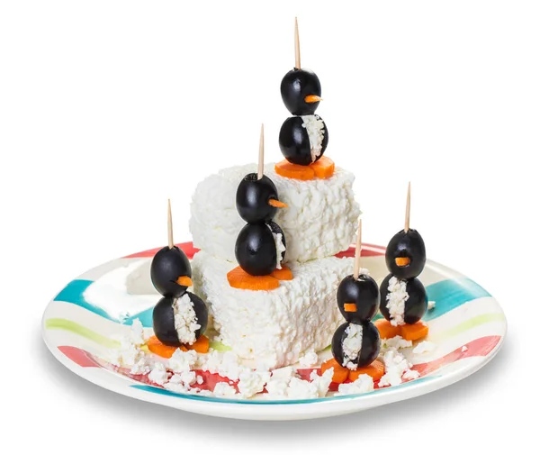 Dekoratif yemek, zeytin dolması penguenler şeklinde peynirli