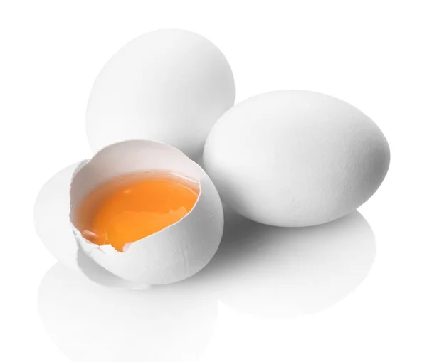 Beyaz bir arka plan üzerinde tavuk yumurta yakın çekim