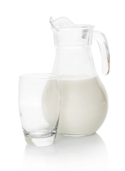 牛奶卡拉菲和玻璃在白色背景 — 图库照片