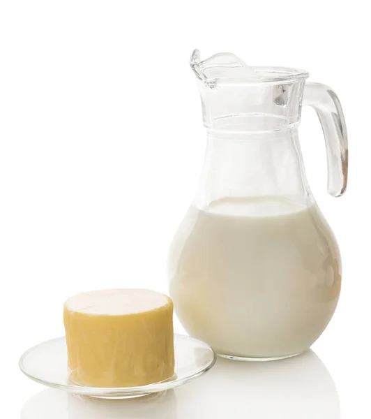 Melk Karaf Met Kaas Een Witte Achtergrond — Stockfoto