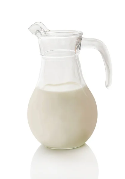 白い背景の上のデカンタのミルク — ストック写真