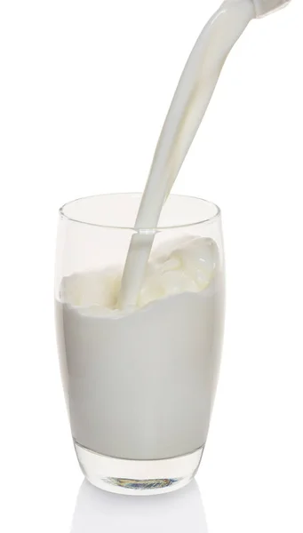 Melk Wordt Gegoten Een Glas Witte Achtergrond — Stockfoto