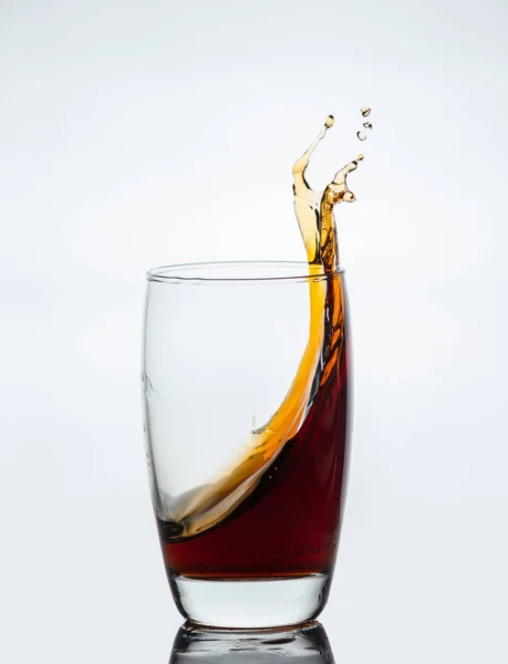 Spruzzi Bevanda Bicchiere Con Riflessione — Foto Stock