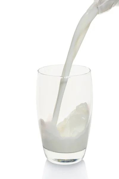 우유는 바탕에는 유리에 — 스톡 사진