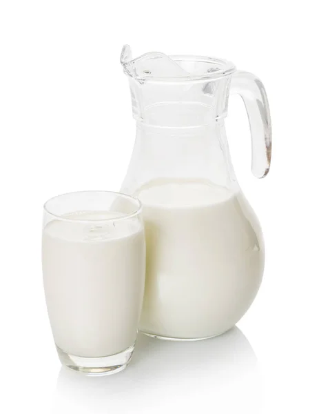 牛奶卡拉菲和玻璃在白色背景 — 图库照片