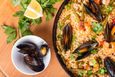 İspanya mutfağı, deniz ürünleri ve sebze ile paella