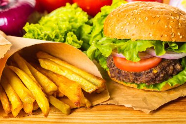 Fast food, taze hamburger ve patates kızartması