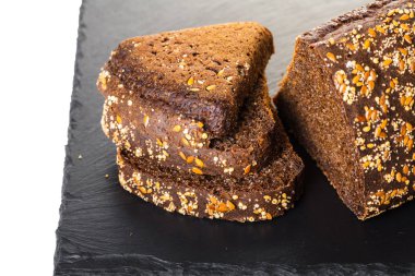 Beyaz arka planda siyah ekmek