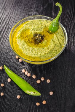 Humus ıspanak ve acı biber siyah ahşap zemin ile