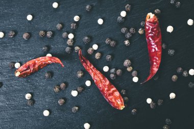 Gıda arka plan kuru baharatlı ve güzel kokulu biber siyah yakın çekim