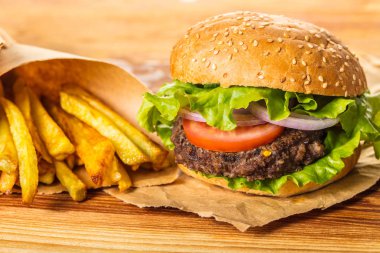 Fast food, taze hamburger ve patates kızartması