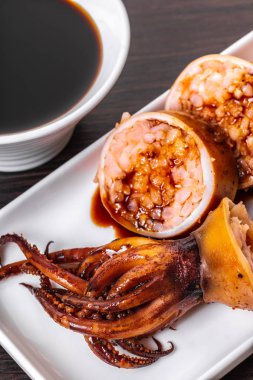 dolması kalamar halkaları bir ahşap arka plan üzerine doğranmış.