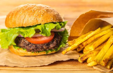 Fast food, taze hamburger ve patates kızartması