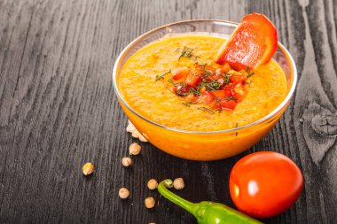 Humus sebze siyah ahşap zemin ile