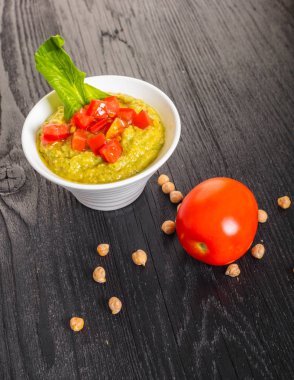 Humus tatlı biber siyah ahşap zemin ile