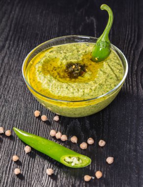 Humus ıspanak ve acı biber siyah ahşap zemin ile