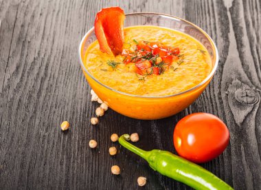 Humus sebze siyah ahşap zemin ile